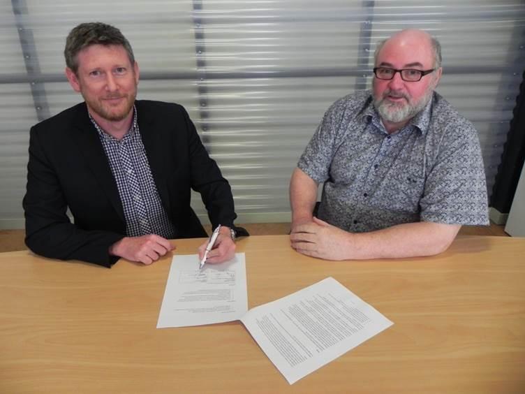 Workwise Service Development Manager Tyron Pini (left) signs the Memorandum of Understanding with Western Bay of Plenty PHO Chief Executive Roger Taylor (right)