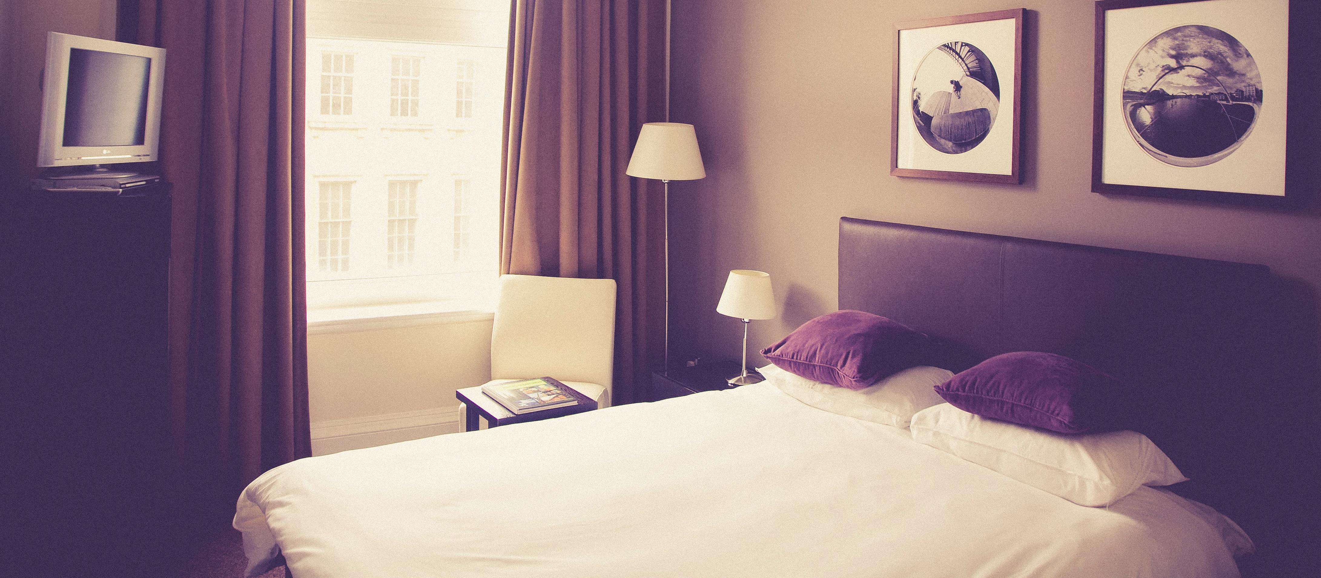 Hotel Bedroom_Markus Spiske Unsplash