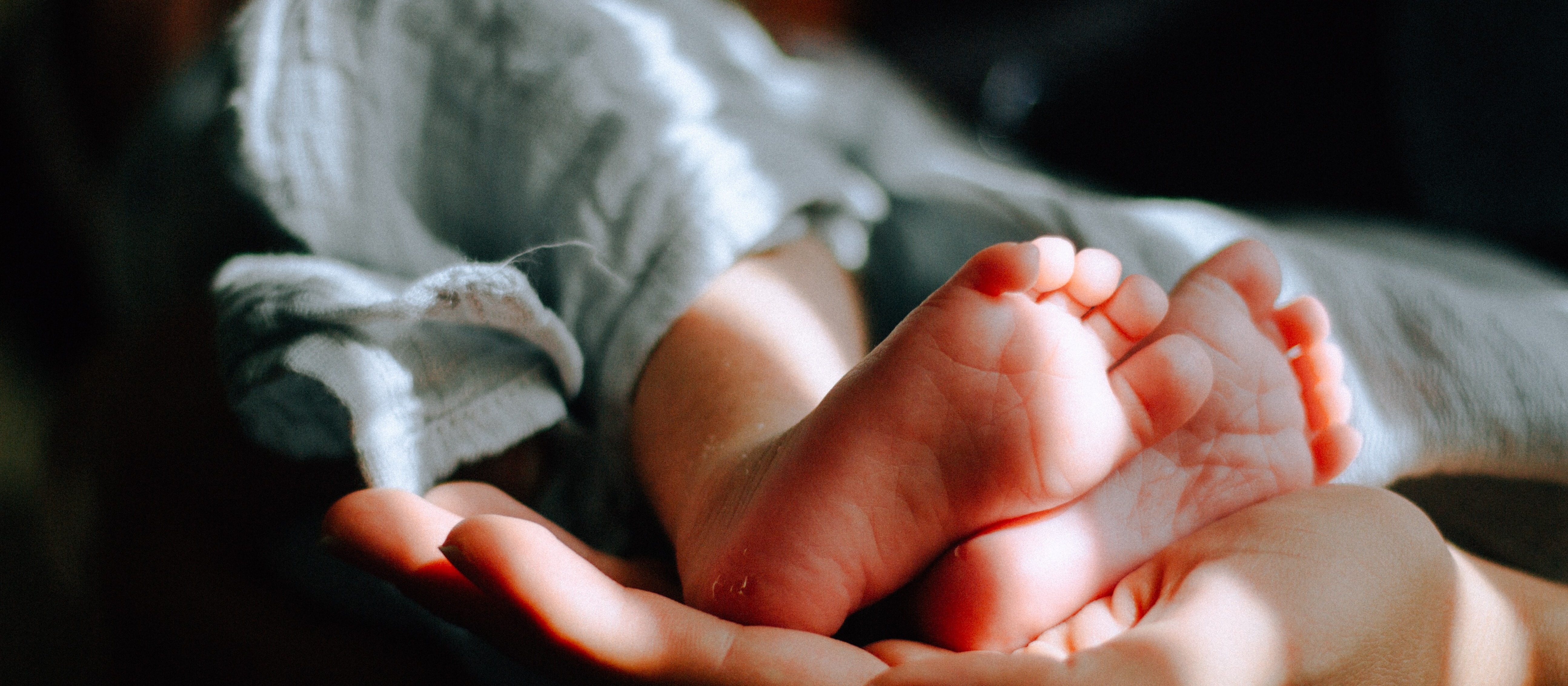 Baby, baby feet_Omar Lopez on Unsplash