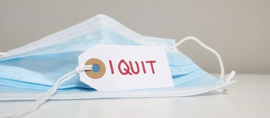 Surgical mask with a label reading 'I quit'