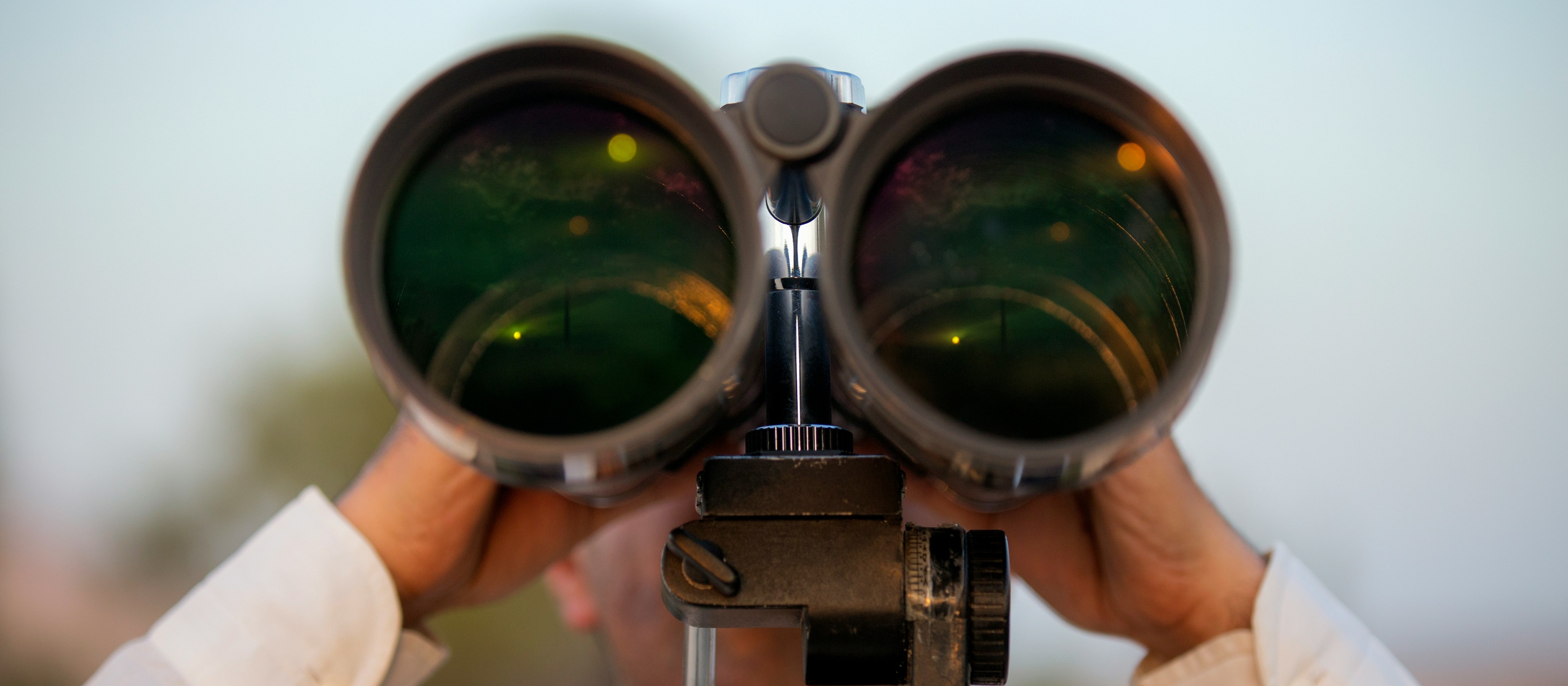 Large binoculars Mostafa Meraji on Unsplash