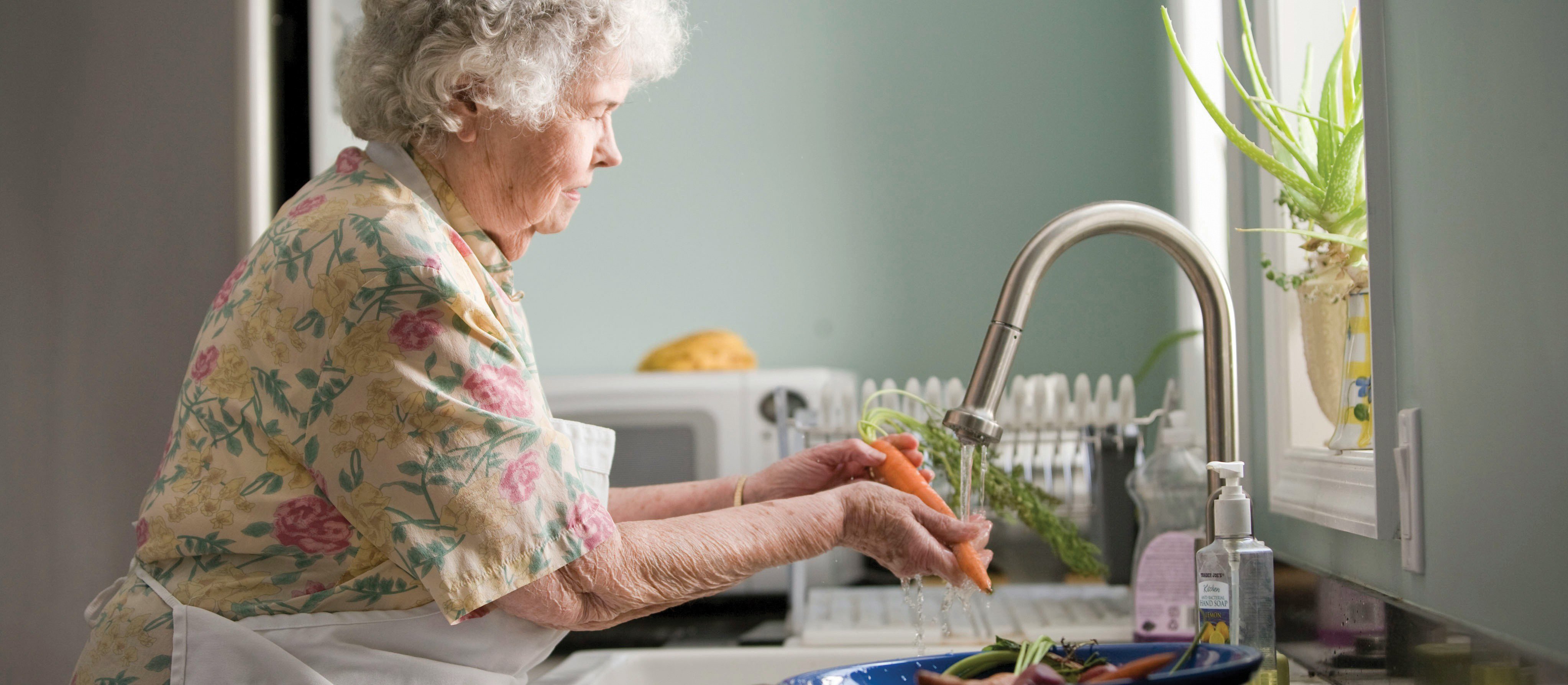 Older_Woman_Kitchen