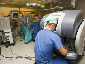 Surgeons in Switzerland use the robot da Vinci to aid a hernia operation. Over a third of US hospitals have at least one surgical robot. AP Photo/Keystone, Salvatore Di Nolfi