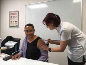 Nurse givein flu jab