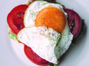 Eggs on toast with tomato