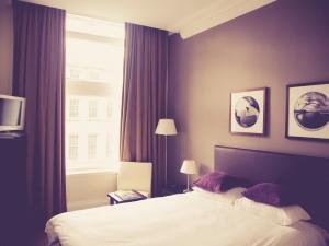 Hotel Bedroom_Markus Spiske Unsplash