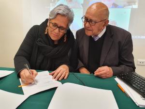 Margareth Broodkoorn signs contract with trust chair Frank Herbert 