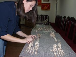 Melandri Vlok inspecting bones