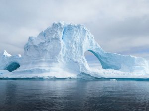 Iceberg_Derek Oyen on Unsplash