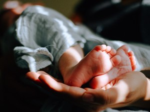 Baby, baby feet_Omar Lopez on Unsplash