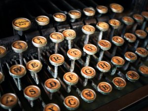 Typewriter keys Samuel Ramos on Unsplash