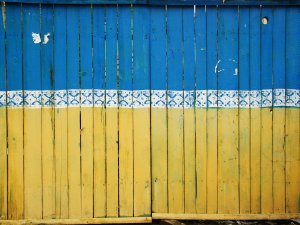  The fence of a construction site in Kiev as screen of Ukrainian patriotism [Image: Tina Hartung on Unsplash]