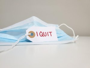 Surgical mask with a label reading 'I quit'