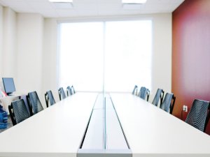 Meeting room CR Kenny Eliason on Unsplash