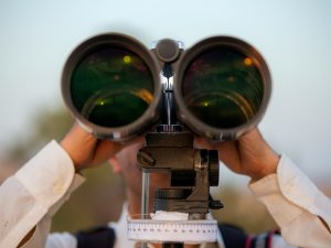 Large binoculars Mostafa Meraji on Unsplash