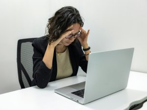 Woman on laptop CR Resume Genius on Unsplash