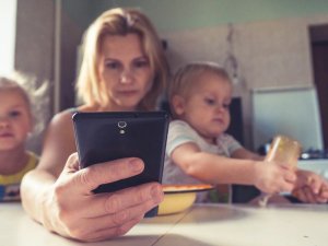 Woman, phone, kids [Vitolda Klein on Unsplash]