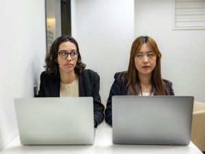 Two women desk CR resume genius on Unsplash