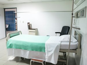 Hospital clinic bed CR Martha Dominguez De Gouveia on Unsplash