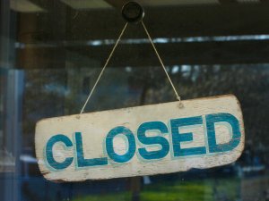 Closed sign blue CR Lisa Bresler on Unsplash