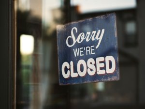 Closed sign CR Tim Mossholder on Unsplash