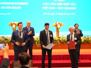 (Left to right) Orion Health CEO Brad Porter, New Zealand Prime Minister Christopher Luxon, McCrae Hospitals CEO Niru Rajakumar, FV Hospital CEO Jean-Marcel Guillon and Prime Minister of Vietnam, Pham Minh Chinh