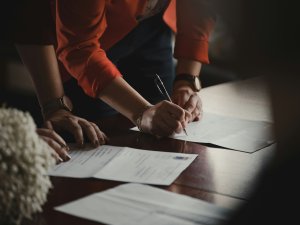 Signing contract CR Romain Dancre on Unsplash