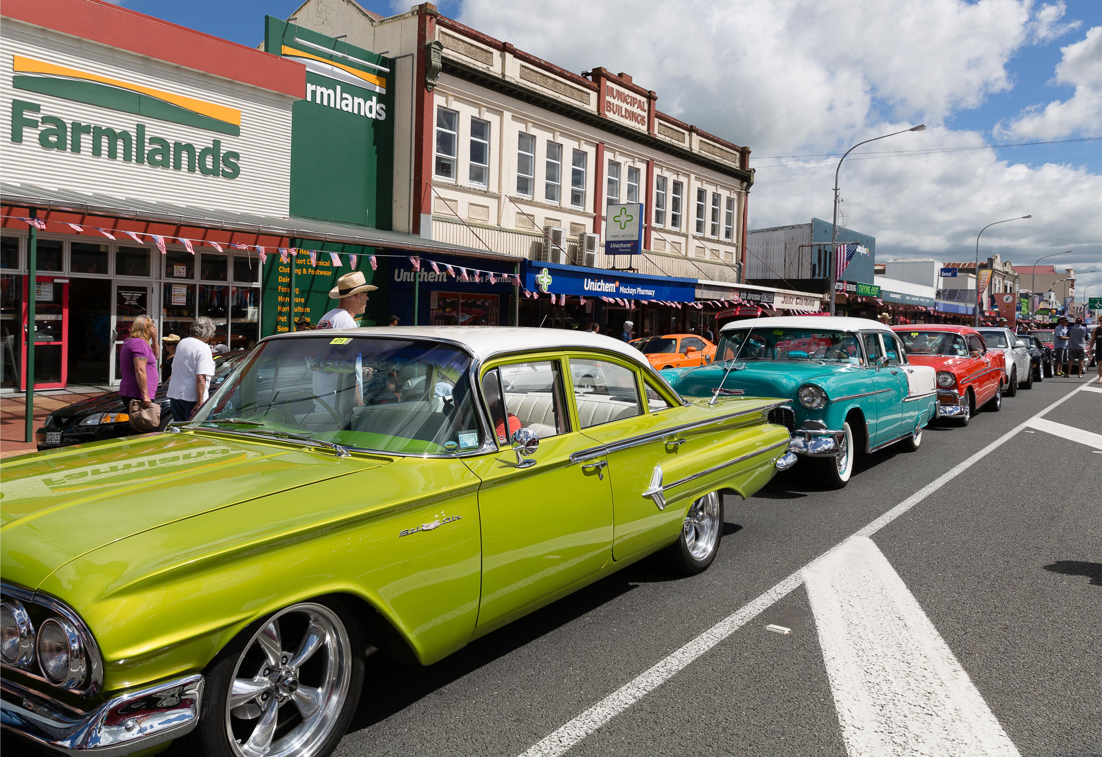 Cars in row, Americarna